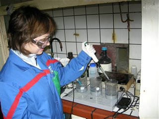 Christiane Lederer in a pipetting in a chemistry course.